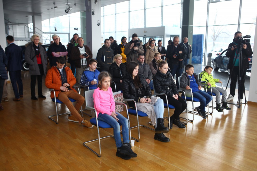 A.C.Turbo Trade na otvor novog salona donirao vozilo djeci bez roditelja